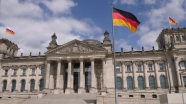 Berlin 'de Reichstag binası ve Alman bayrakları