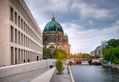 Berlin, Almanya - 13 Haziran 2021: Berliner Dom Katedrali ve Humboldt Forumu ile Spree Nehri 'nden bulutlu bir yaz günü