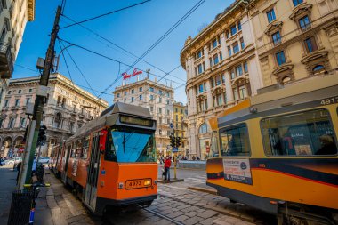 Milano, İtalya - 16 Ekim 2020: Milano, İtalya - 16 Ekim 2020: Milano, İtalya sokaklarında sarı tramvaylar
