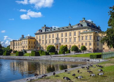 Stockholm, İsveç - 10 Ağustos 2021 Stockholm, İsveç 'te yaz mevsiminde Drottningholm Palace