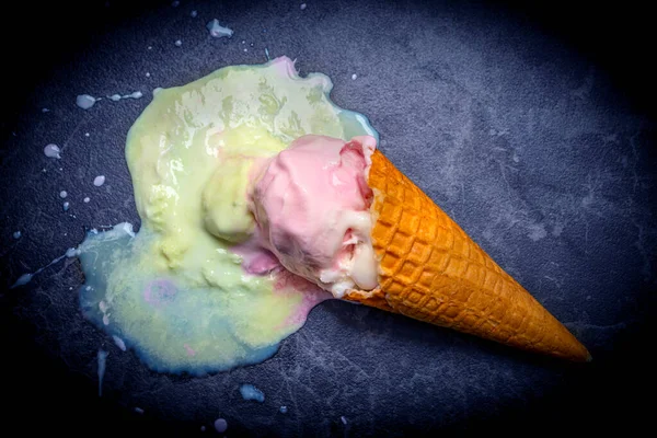 融化的冰淇淋躺在地上 — 图库照片