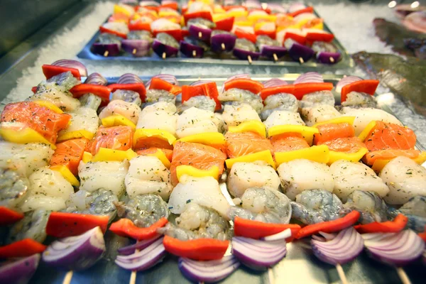 Brochettes de fruits de mer colorées — Photo