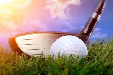 Golf sopası ve top çimenlerde.