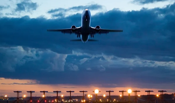 Flygplan ta av i skymningen — Stockfoto