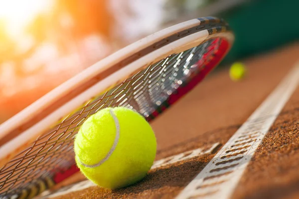 Tennisboll på en tennisbana — Stockfoto