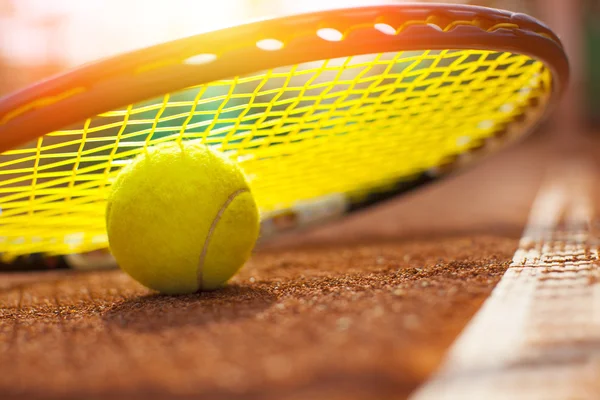 Tennisboll på en tennisbana Royaltyfria Stockbilder