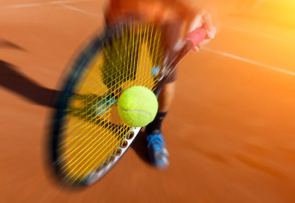 Giocatore di tennis maschile in azione — Foto Stock