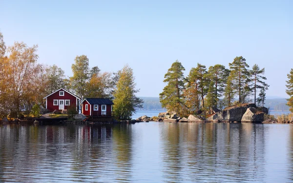 Ferienhaus auf einer kleinen Insel aus Stein — Stockfoto