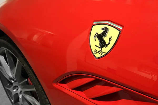 Ferrari koń Logo Close Up na czerwony samochód — Zdjęcie stockowe