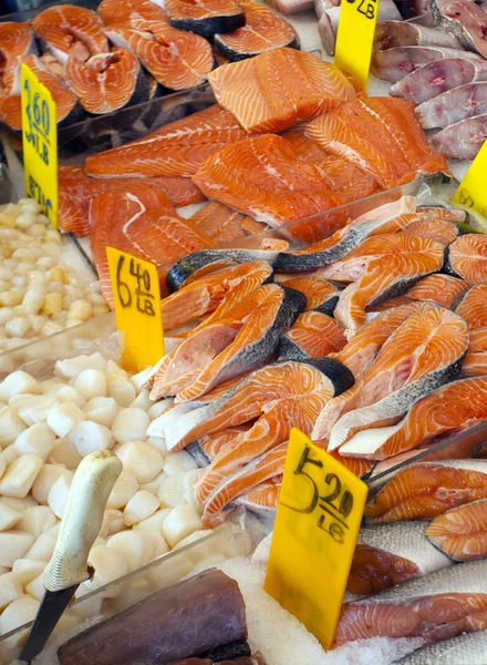 Bistecche di pesce rosso congelate su un mercato — Foto Stock