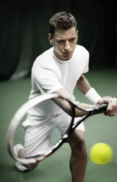 Joven hombre jugando tenis —  Fotos de Stock