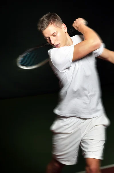 Anak muda bermain tenis — Stok Foto