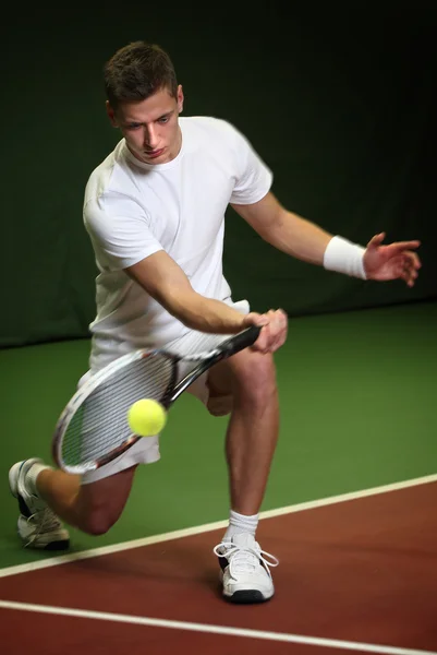 Joven hombre jugando tenis —  Fotos de Stock