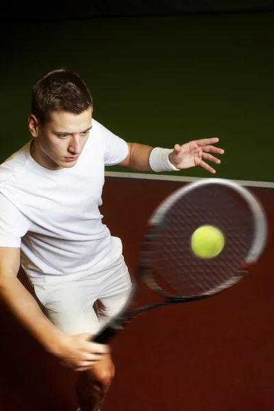 Mladý muž hraje tenis — Stock fotografie