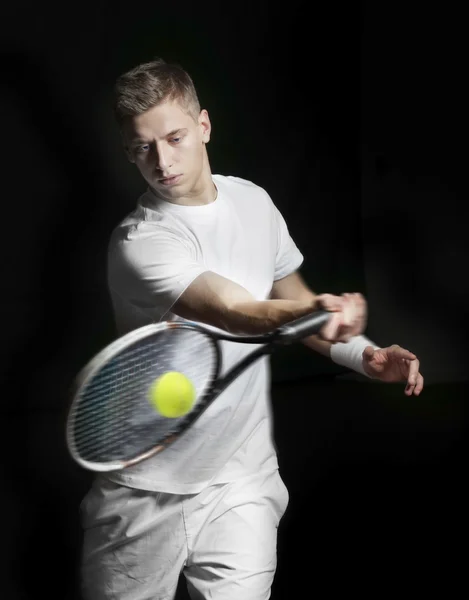 Joven hombre jugando tenis —  Fotos de Stock