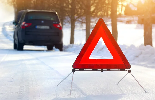 Auto con un guasto in inverno — Foto Stock