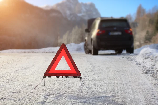 Carro com um colapso no inverno — Fotografia de Stock