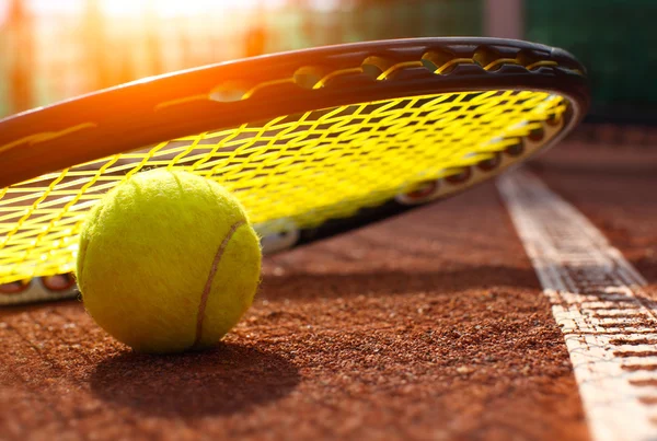 Palla da tennis su un campo da tennis — Foto Stock
