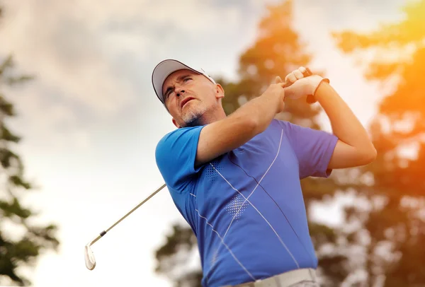 Golfer schießt einen Golfball — Stockfoto