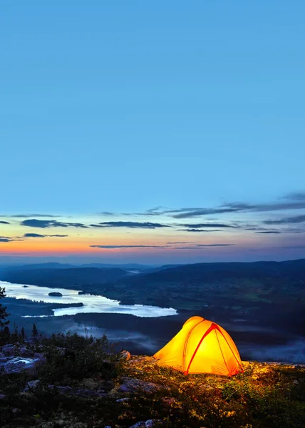 Uma tenda iluminada ao entardecer — Fotografia de Stock