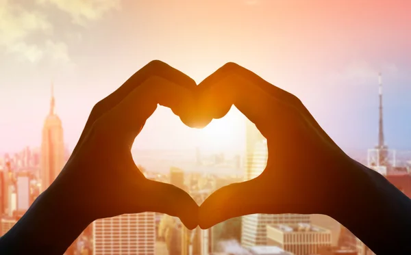 Manos formando un corazón — Foto de Stock