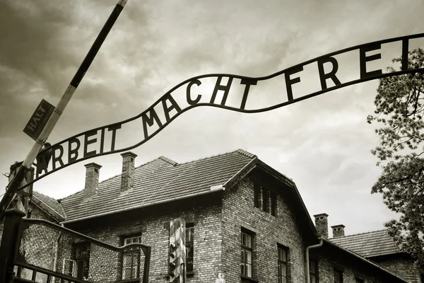 Entrance to the Auschwitz concentration camp — Stock Photo, Image