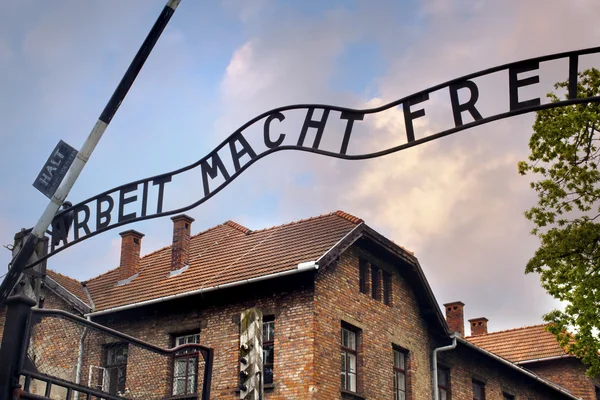 Wejście do obozu koncentracyjnego Auschwitz — Zdjęcie stockowe