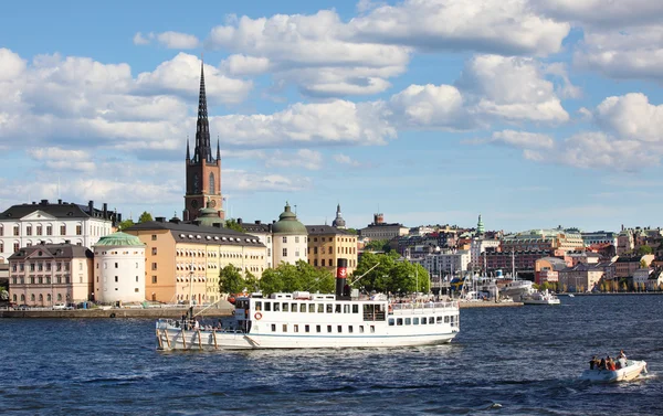 Turister på båten tittar på sevärdheter i stockholm — Stockfoto