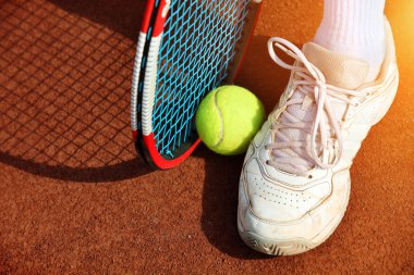 Bacaklarını adamın Tenis raket ve topları