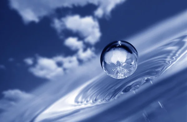 Salpicadura de agua en el fondo del cielo — Foto de Stock