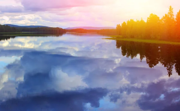 Calma lago reflejo contra el cielo azul con nubes blancas — Foto de Stock