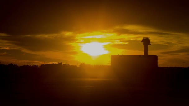 Vliegtuigen in zonsondergang — Stockvideo