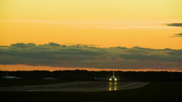 サンセットでの航空機のビデオ — ストック動画