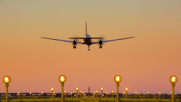 Video van vliegtuigen in de zonsondergang — Stockvideo