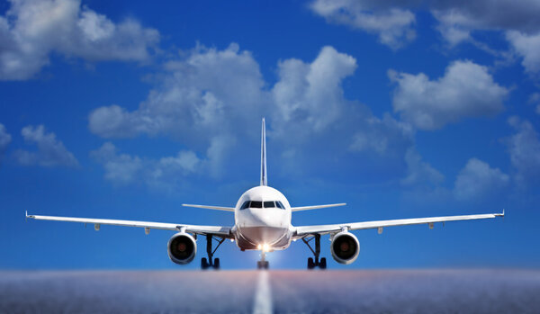 Фото Boing на взлетно-посадочной полосе
