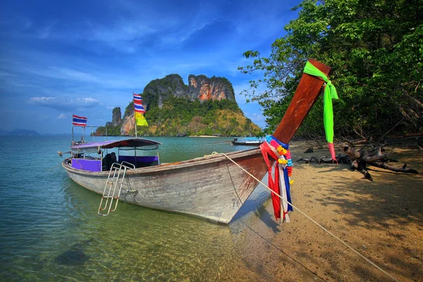 Långsvansad båt i thailand — Stockfoto