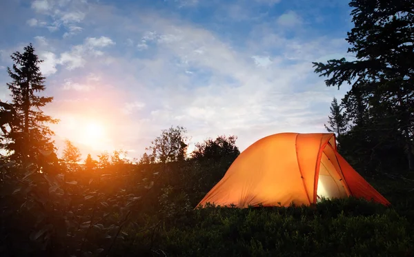 Een tent in de schemering verlicht — Stockfoto