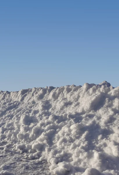 Mavi gökyüzü karşı beyaz kar yığını — Stok fotoğraf