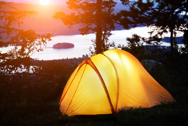 Tenda iluminada ao entardecer — Fotografia de Stock