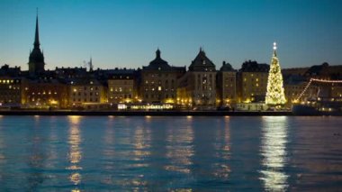 Stockholms eski şehir ile Noel ağacı