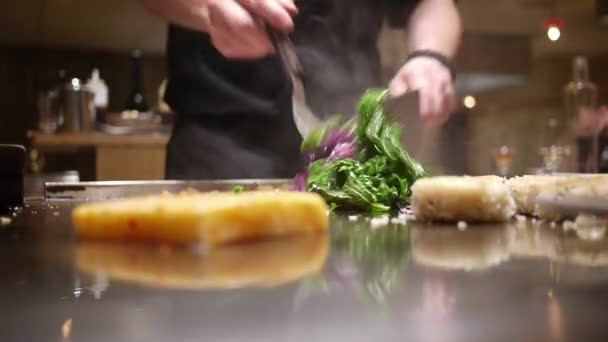 Шеф кухар готує смачну їжу — стокове відео
