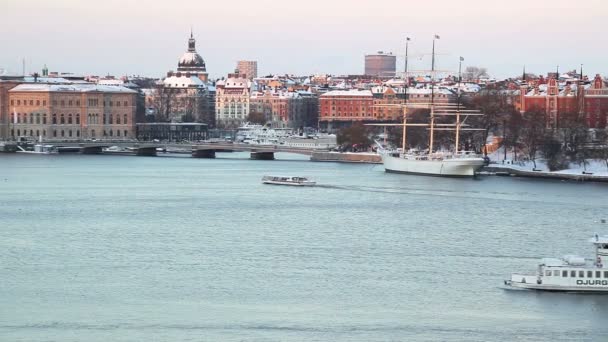 在斯德哥尔摩河上的船只 — 图库视频影像