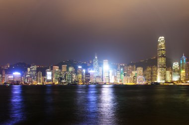 Şehir geceleri Kowloon görüntüleyin. Hong Kong. 