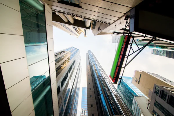 Hong Kong, China. Vistas de los rascacielos de abajo . — Foto de Stock