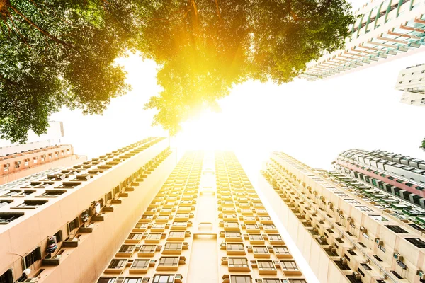 Hong Kong, China. Uitzicht op de wolkenkrabbers hieronder. — Stockfoto