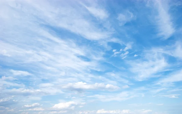Witte wolken op blauwe hemel. Dag. — Stockfoto
