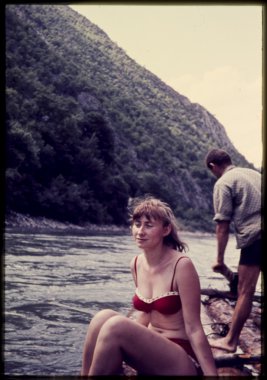 Özgün vintage renk slayttan 1960'larda, kadının bir nehir aşağı bir Sal gezi.