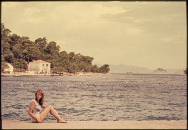 Özgün vintage renk slayttan 1960'larda, deniz tarafında tarafından genç kadın.
