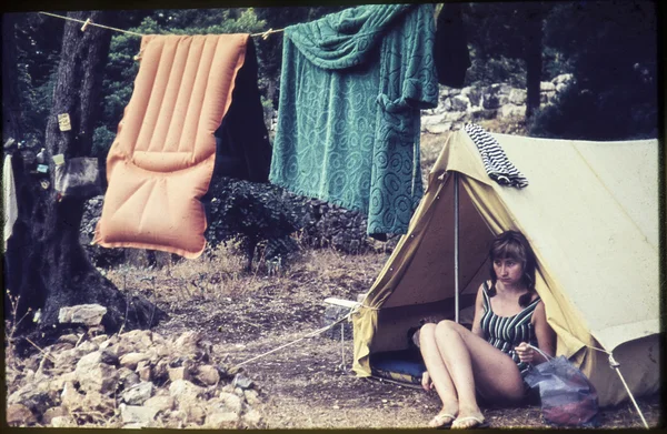 Slide de cor vintage original da década de 1960, jovem mulher sentada em sua tenda . — Fotografia de Stock