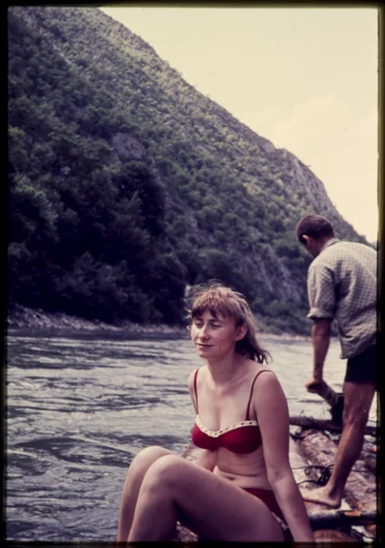 Původní snímek vinobraní barvy od 1960, Zena vor cestu po řece. — Stock fotografie